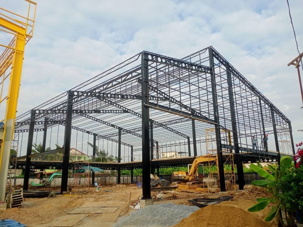 ติดตั้งโครงเหล็กเซลลูล่าร์บีมงานสร้างโกดังสินค้า