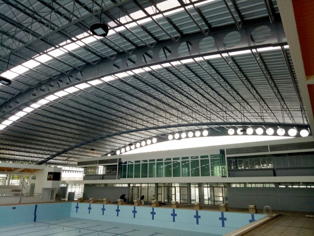 รับงานโครงสร้างหลังคาสระว่ายน้ำ